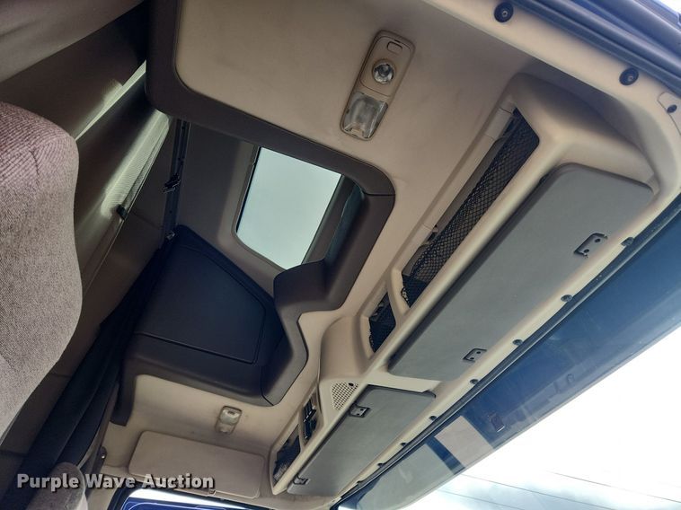 image for item MW9647 2013 Volvo VNL  semi truck