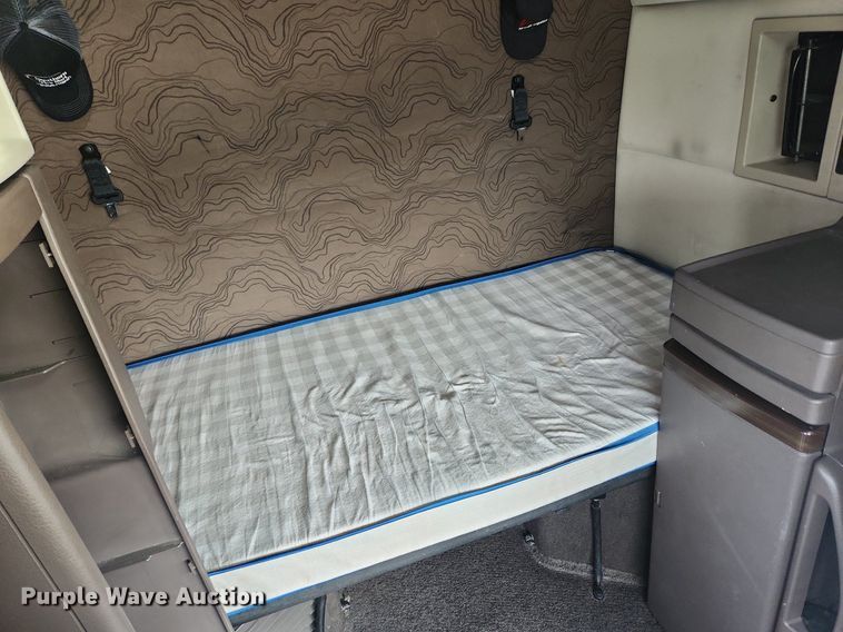 image for item MW9647 2013 Volvo VNL  semi truck