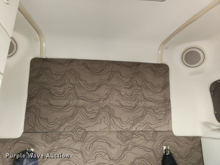 image for item MW9647 2013 Volvo VNL  semi truck