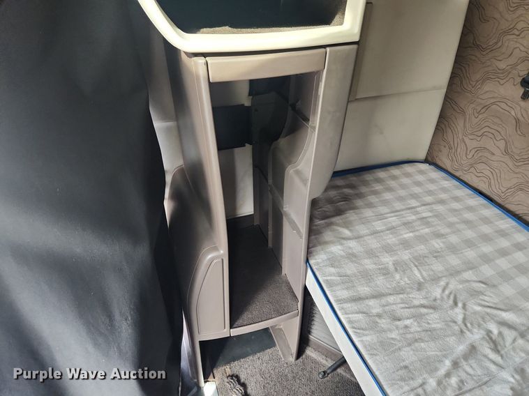 image for item MW9647 2013 Volvo VNL  semi truck