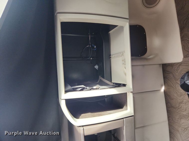 image for item MW9647 2013 Volvo VNL  semi truck