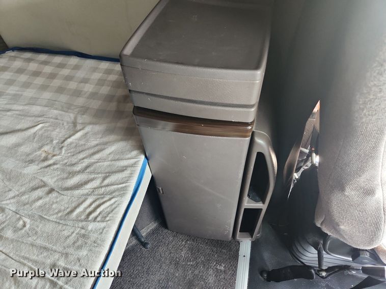 image for item MW9647 2013 Volvo VNL  semi truck