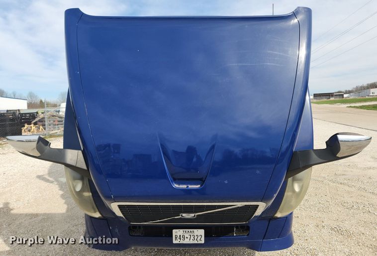 image for item MW9647 2013 Volvo VNL  semi truck