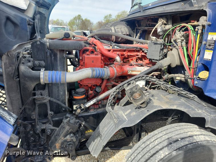 image for item MW9647 2013 Volvo VNL  semi truck