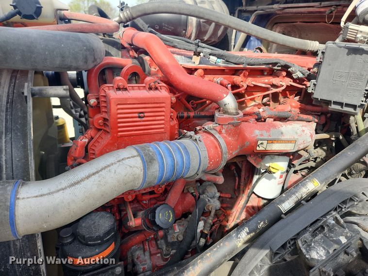 image for item MW9647 2013 Volvo VNL  semi truck