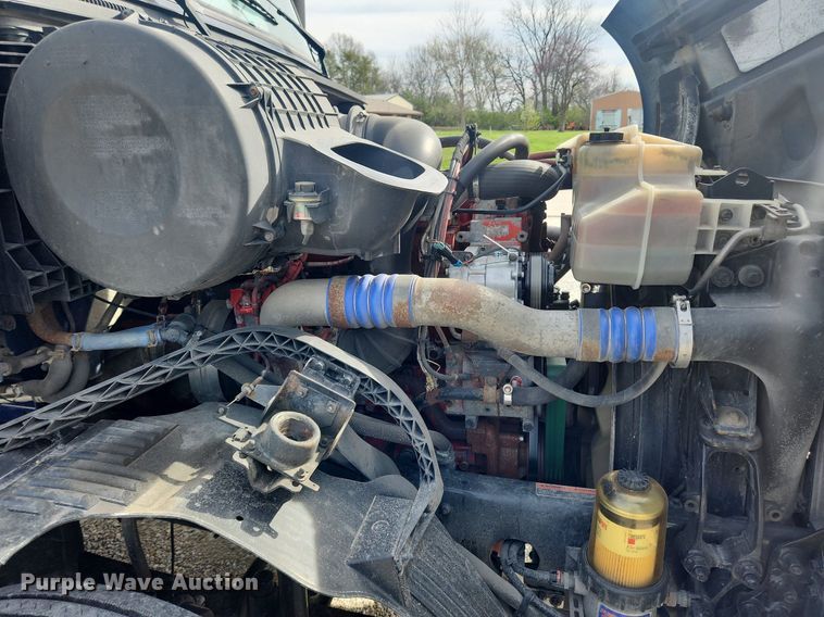 image for item MW9647 2013 Volvo VNL  semi truck