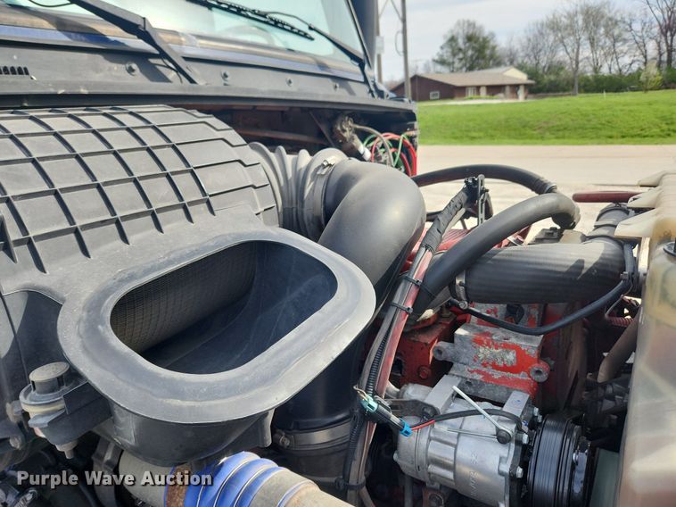 image for item MW9647 2013 Volvo VNL  semi truck