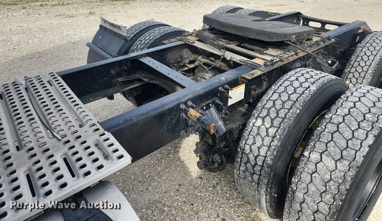 image for item MW9647 2013 Volvo VNL  semi truck