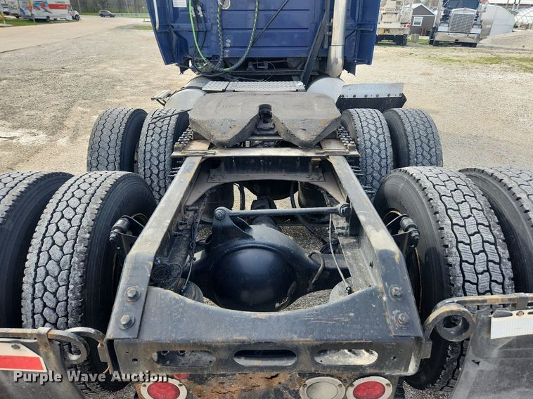 image for item MW9647 2013 Volvo VNL  semi truck