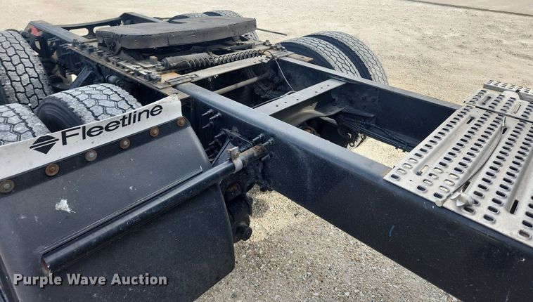 image for item MW9647 2013 Volvo VNL  semi truck