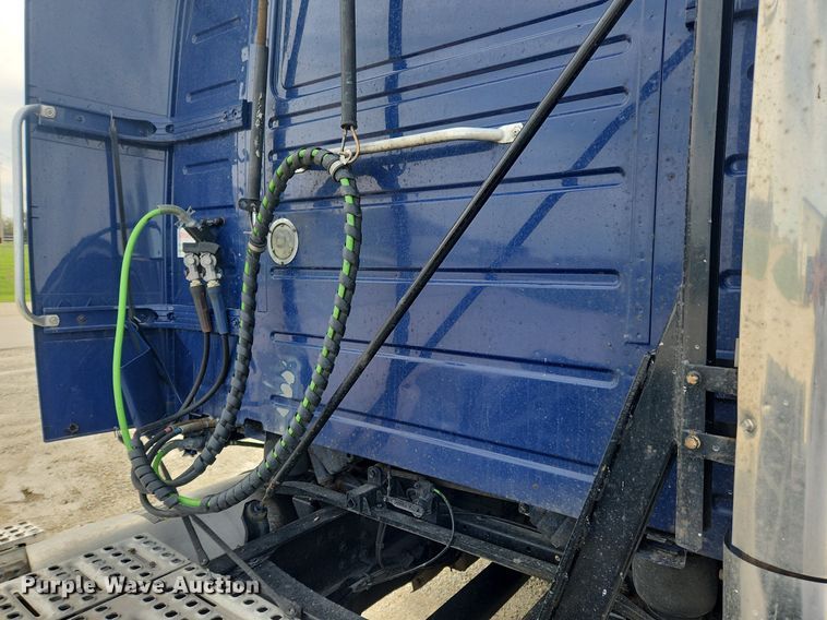 image for item MW9647 2013 Volvo VNL  semi truck