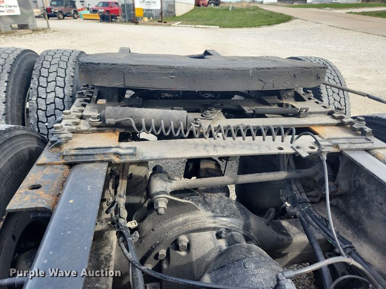 image for item MW9647 2013 Volvo VNL  semi truck