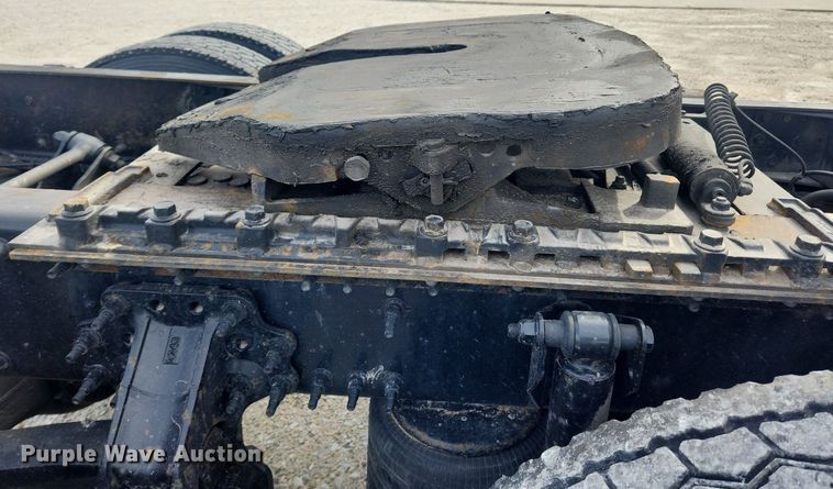 image for item MW9647 2013 Volvo VNL  semi truck