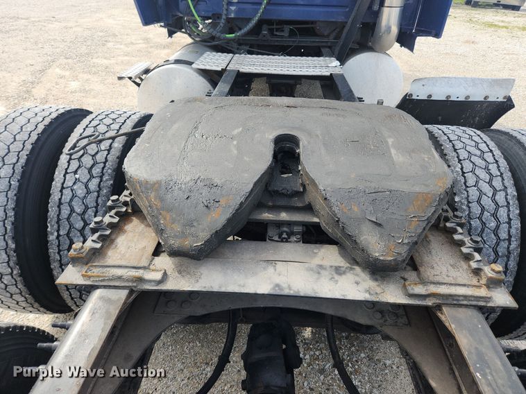 image for item MW9647 2013 Volvo VNL  semi truck