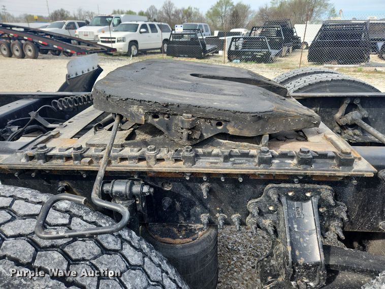 image for item MW9647 2013 Volvo VNL  semi truck