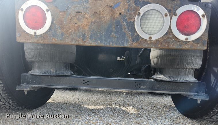 image for item MW9647 2013 Volvo VNL  semi truck