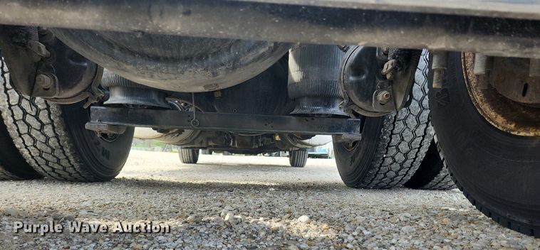 image for item MW9647 2013 Volvo VNL  semi truck