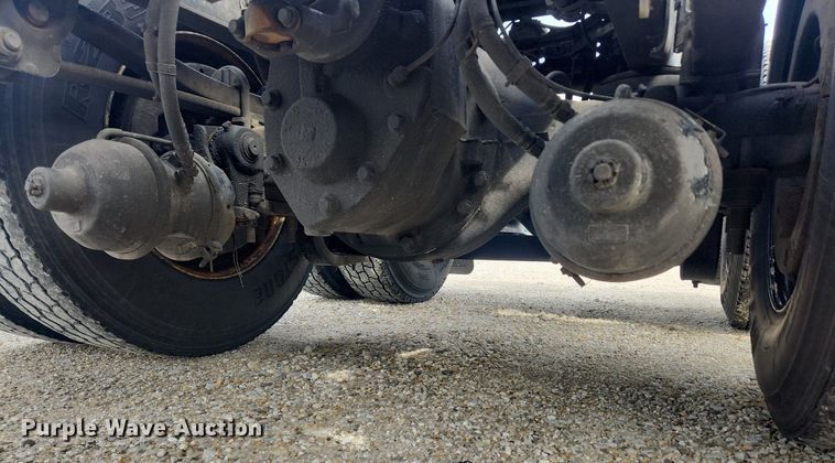 image for item MW9647 2013 Volvo VNL  semi truck