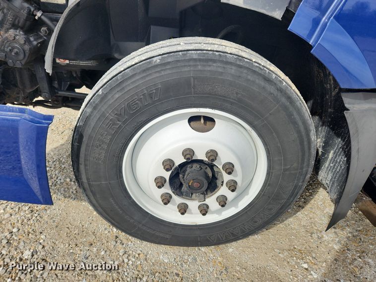 image for item MW9647 2013 Volvo VNL  semi truck