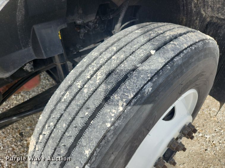 image for item MW9647 2013 Volvo VNL  semi truck