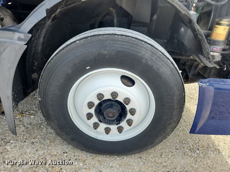 image for item MW9647 2013 Volvo VNL  semi truck