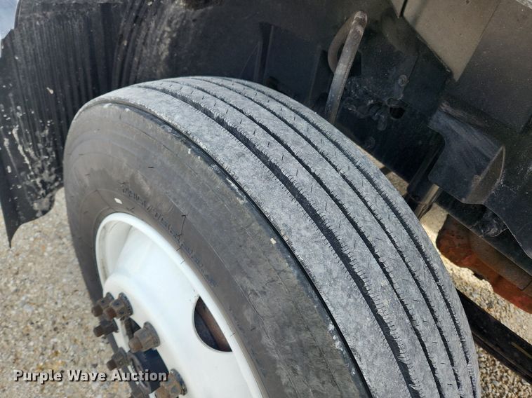 image for item MW9647 2013 Volvo VNL  semi truck