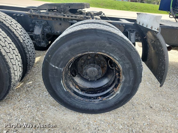 image for item MW9647 2013 Volvo VNL  semi truck