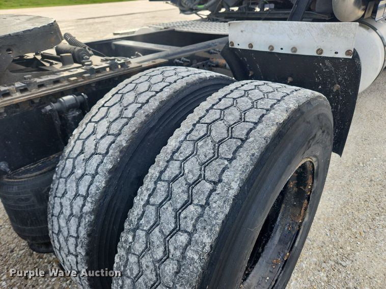 image for item MW9647 2013 Volvo VNL  semi truck