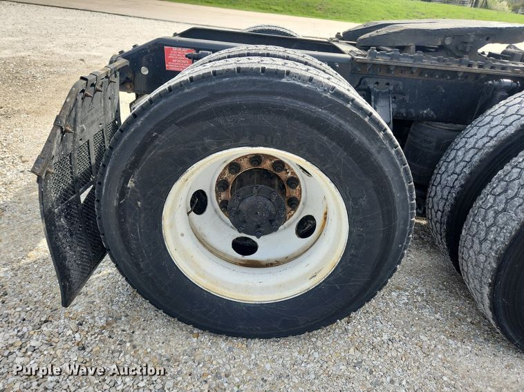 image for item MW9647 2013 Volvo VNL  semi truck