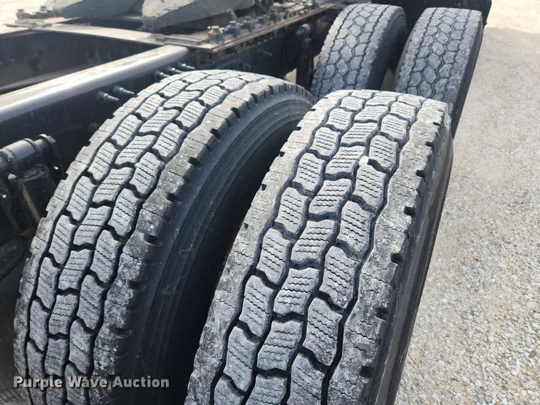 image for item MW9647 2013 Volvo VNL  semi truck