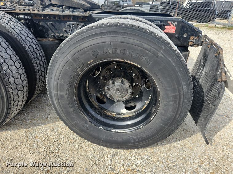 image for item MW9647 2013 Volvo VNL  semi truck