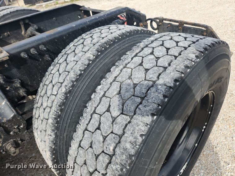 image for item MW9647 2013 Volvo VNL  semi truck