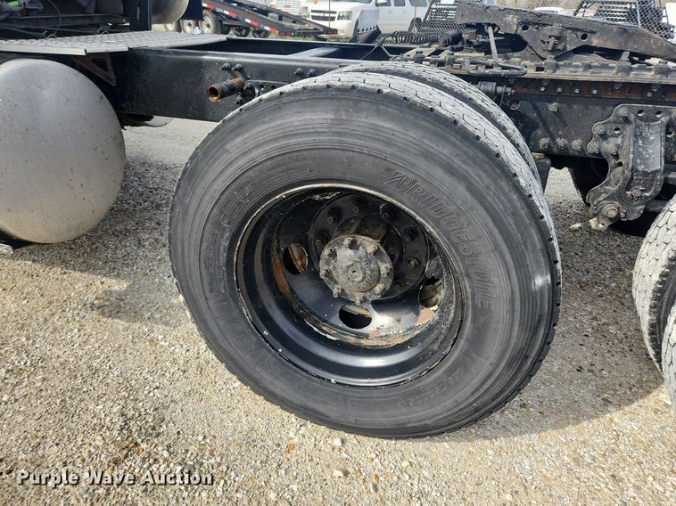 image for item MW9647 2013 Volvo VNL  semi truck