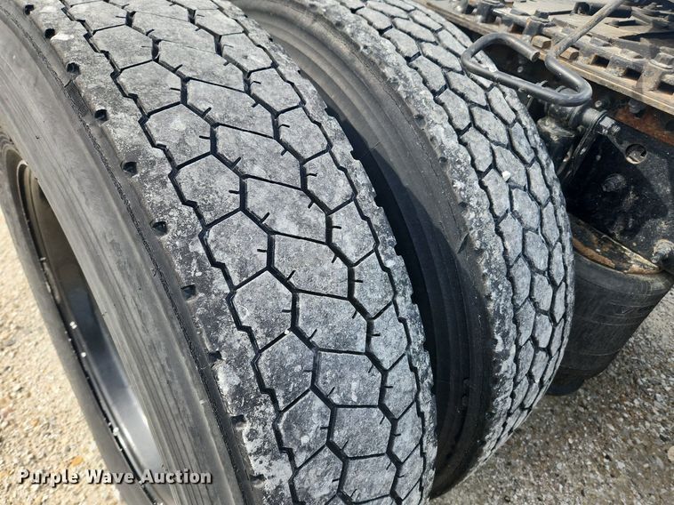 image for item MW9647 2013 Volvo VNL  semi truck