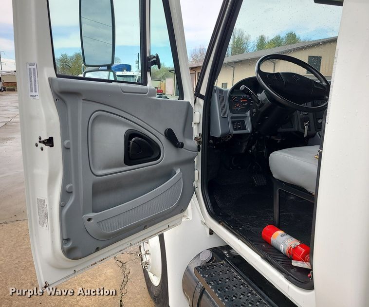 image for item MX9638 2006 International 4300  box truck