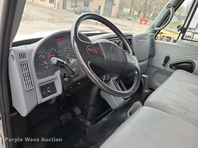 image for item MX9638 2006 International 4300  box truck