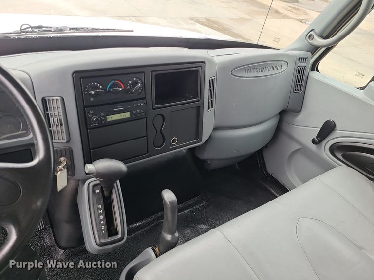 image for item MX9638 2006 International 4300  box truck