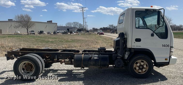 image for item MY9233 2006 Isuzu NPR  truck cab and chassis