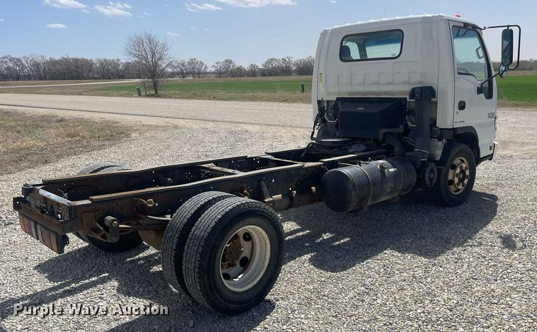 image for item MY9233 2006 Isuzu NPR  truck cab and chassis