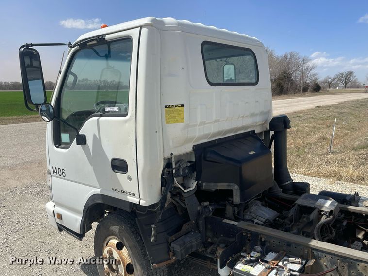 image for item MY9233 2006 Isuzu NPR  truck cab and chassis