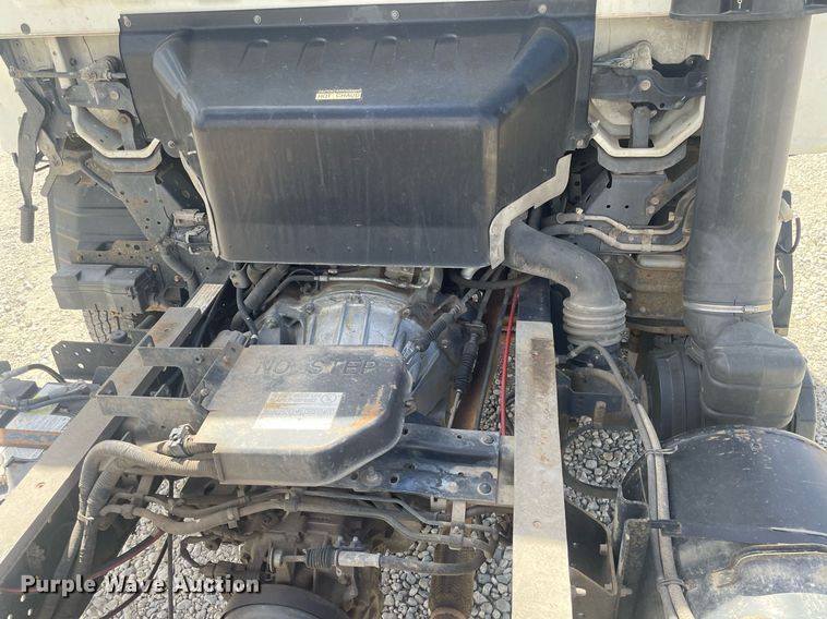 image for item MY9233 2006 Isuzu NPR  truck cab and chassis