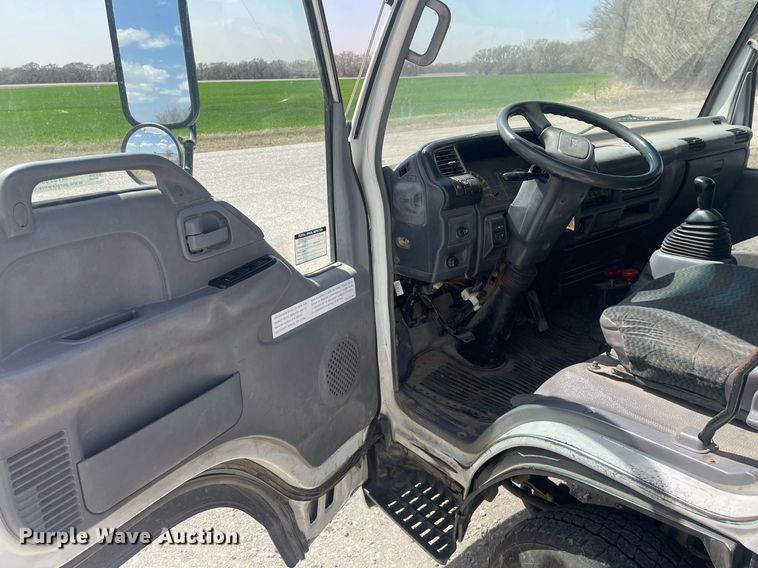 image for item MY9233 2006 Isuzu NPR  truck cab and chassis