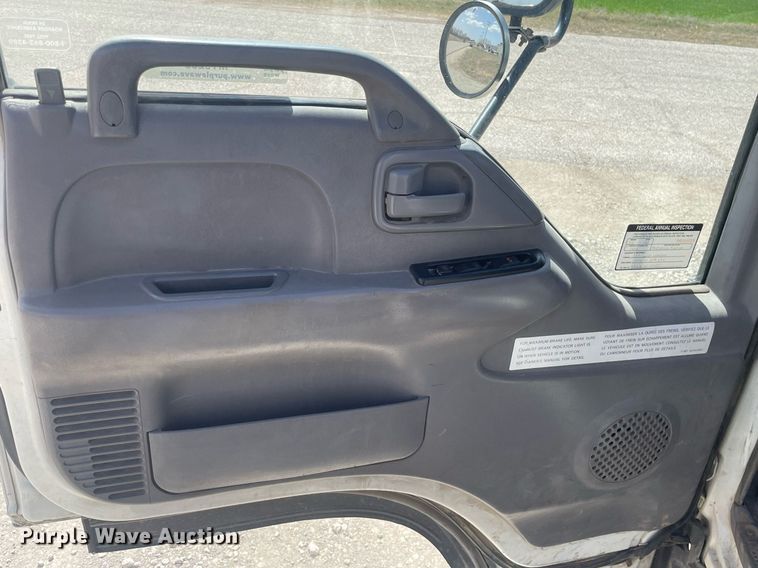 image for item MY9233 2006 Isuzu NPR  truck cab and chassis