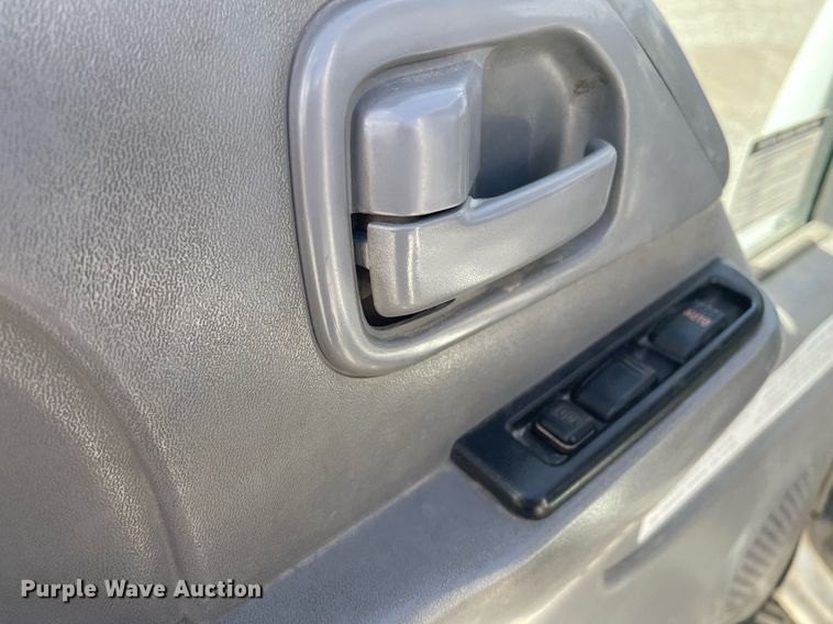 image for item MY9233 2006 Isuzu NPR  truck cab and chassis