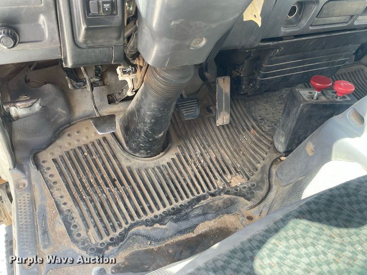 image for item MY9233 2006 Isuzu NPR  truck cab and chassis