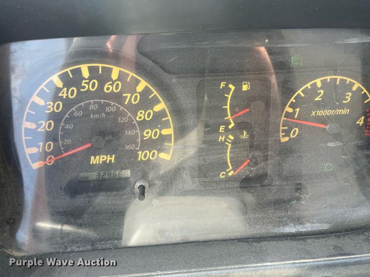 image for item MY9233 2006 Isuzu NPR  truck cab and chassis