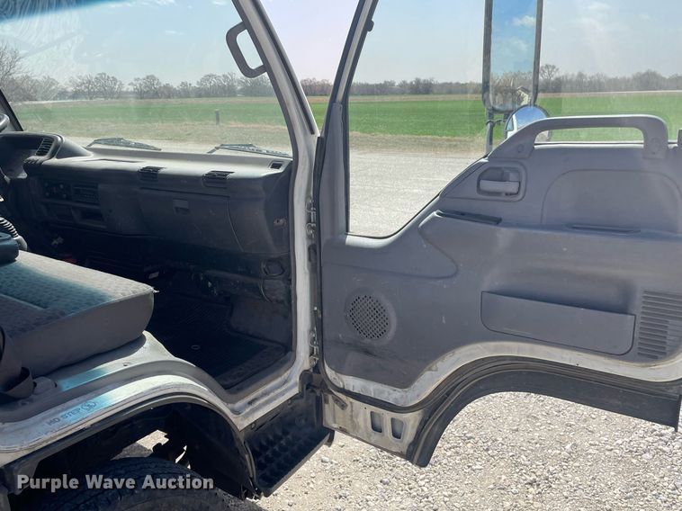 image for item MY9233 2006 Isuzu NPR  truck cab and chassis