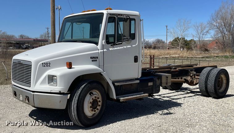 image for item MY9234 2002 Freightliner FL70  truck cab and chassis