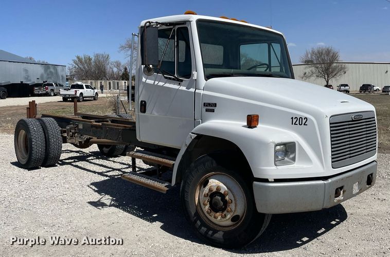 image for item MY9234 2002 Freightliner FL70  truck cab and chassis