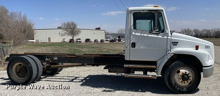 image for item MY9234 2002 Freightliner FL70  truck cab and chassis